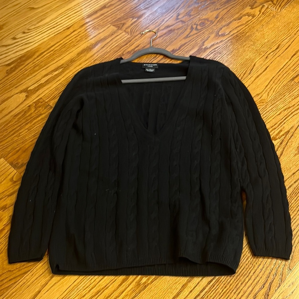 Sutton Studio Woman’s Cashmere Black V-neck Size M